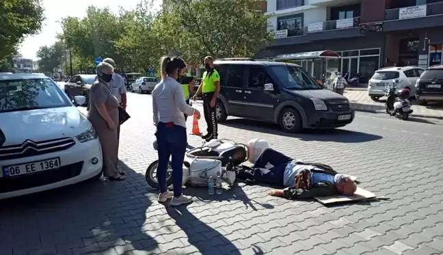 Elektrikli bisiklet, park halindeki otomobilin kapısına çarptı: 1 yaralı