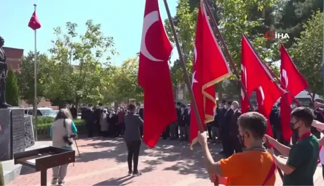 Gazi eşi, törene vefat eden eşinin kıyafetleriyle katıldı