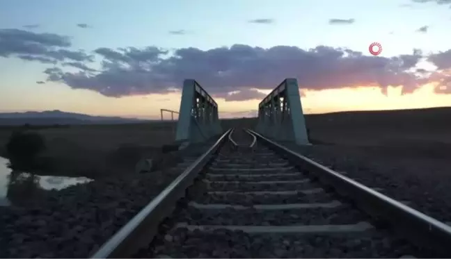 Kars'ta gün batımında gökyüzü kızıla büründü