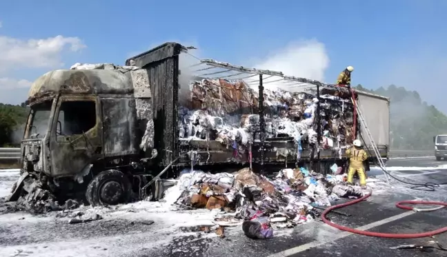 Kuzey Marmara Otoyolu'nda tekstil ürünleri yüklü tır alev aldı