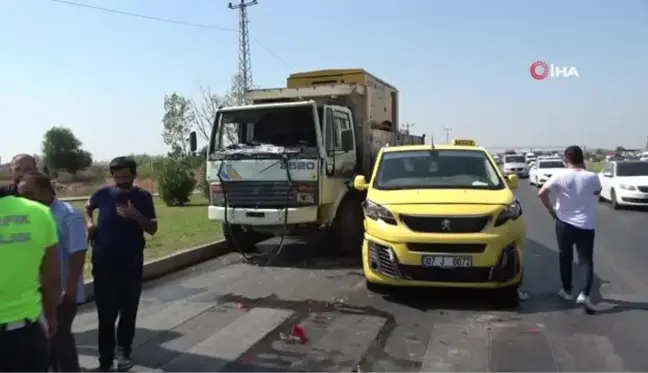 Antalya'da zincirleme kaza... Kamyon kırmızı ışıkta bekleyen ticari taksiye çarptı