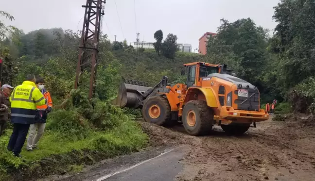 Sağanak heyelanlara yol açtı