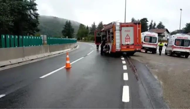 Bolu Dağı'nda bariyerlere saplanan otomobildeki 3 kişi ağır yaralandı