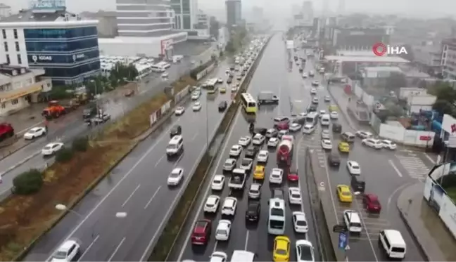 Son dakika haberi... İETT otobüsünün kamyona çarptığı kaza nedeniyle trafiğin durduğu E-5 karayolu havadan görüntülendiMaltepe E-5'te İETT otobüsü kamyona çarptı: 1 yolcu...