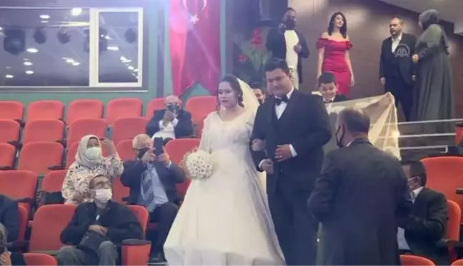 Bakan Varank, darbedilen basın mensubunun nikah şahitliğini yaptı