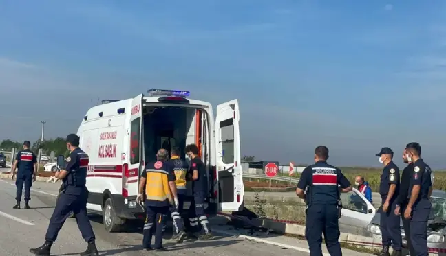 Hafif ticari araçla çarpışan otomobilin sürücüsü öldü