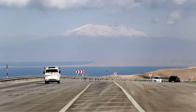 Süphan Dağı'na mevsimin ilk karı yağdı