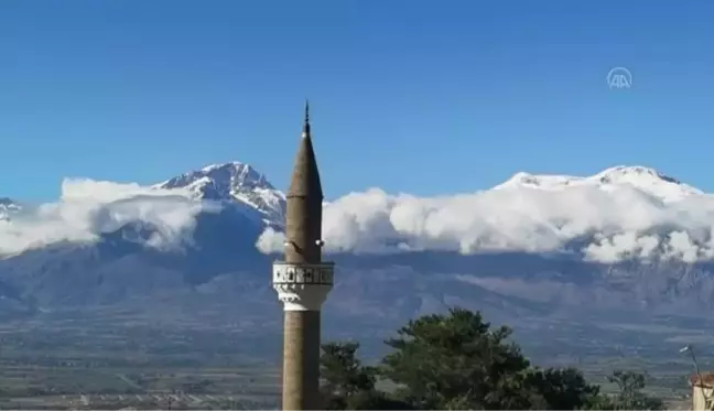 Beyaz gelinliğini giyen Munzur Dağı zirvesinde görsel şölen