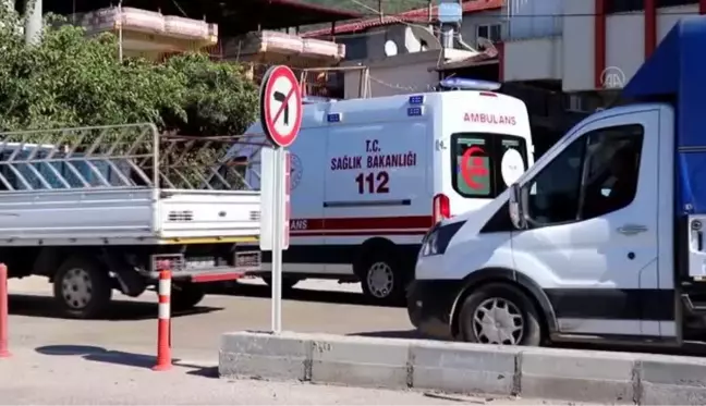 Minibüs ile çarpışan tarım aracındaki 3 kişi yaralandı