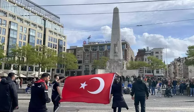 Beşiktaş taraftarı, Ajax maçı öncesinde Dam Meydanı'nda toplandı (Ek görüntü)