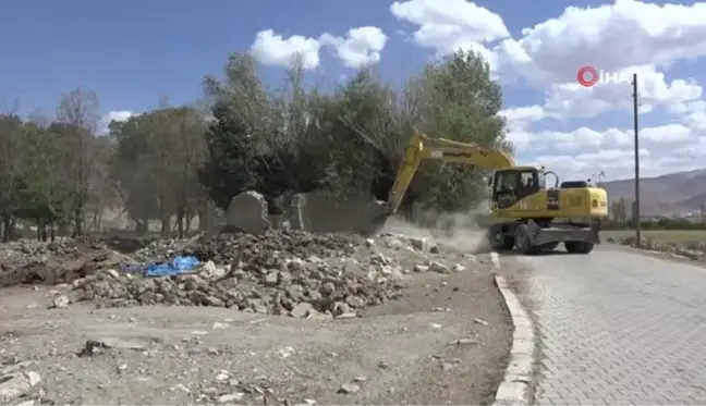 Gürpınar Belediyesi metruk binaların yıkımına devam ediyor