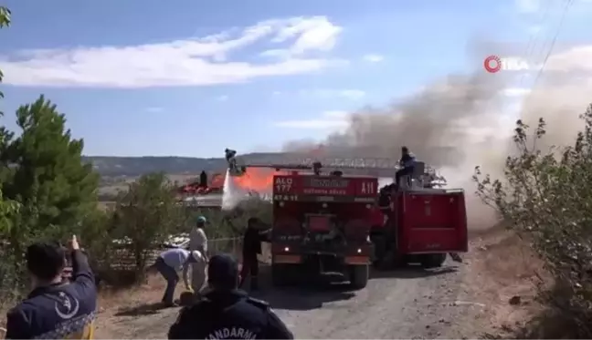 Tek katlı ev alev aldı... Yangına ilk müdahaleyi komşular yaptı