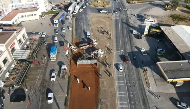 BALIKESİR - Güvenlik kamerası - Tırın devrilmesi sonucu kapanan D-565 kara yolunun Balıkesir yönü ulaşıma açıldı