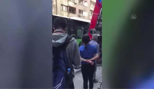 Belediye otobüsüyle bir binaya eşya taşıyan yük asansörünün çarpışması sonucu 1 kişi yaralandı