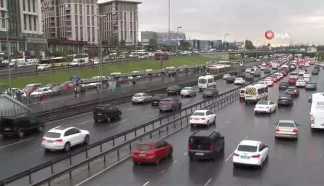 İstanbul'da yağış trafikte yoğunluk oluşturdu