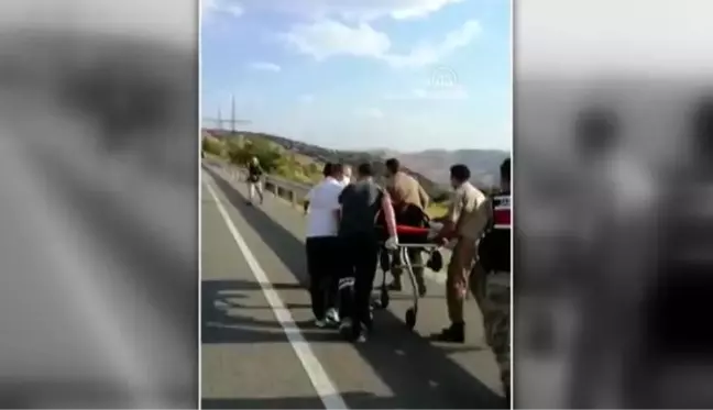 Son dakika haber... Trafik kazasında kolu kopan sürücüsü, yola inen helikopter ambulansla hastaneye götürüldü