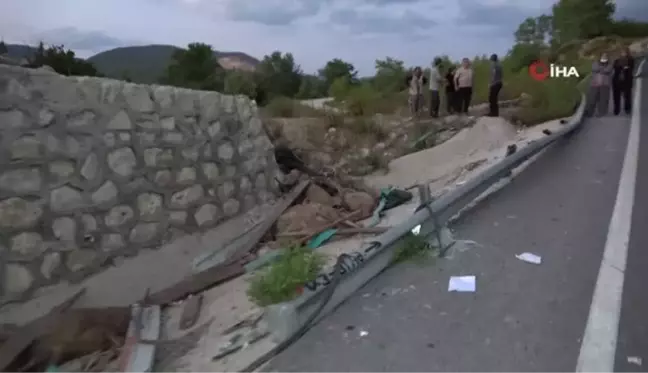 Koyun yüklü kamyon devrildi, baba ve oğlu öldü, anne ağır yaralandı