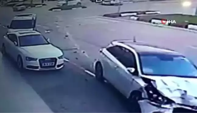 Son dakika! Polis ekip aracıyla otomobilin çarpıştığı kaza kamerada: 2'si polis 3 yaralı