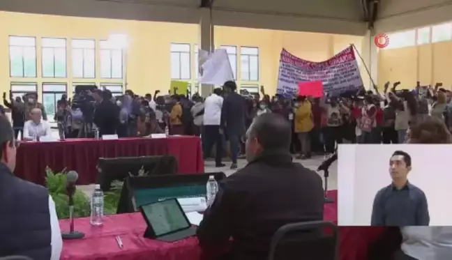 Meksika'da protestocular, Devlet Başkanı Obrador'un toplantısını bastı