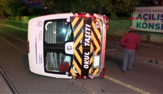 İSTANBUL-GÜNGÖREN'DE SERVİS MİNİBÜSÜ TRAMVAY YOLUNA DEVRİLDİ, SEFERLER AKSADI -1