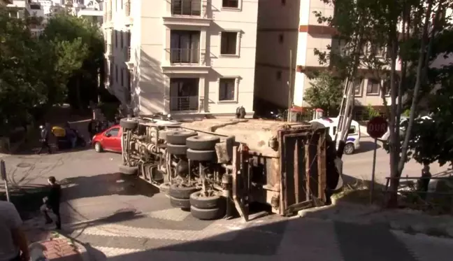 Maltepe'de virajı dönen kamyon yola devrildi