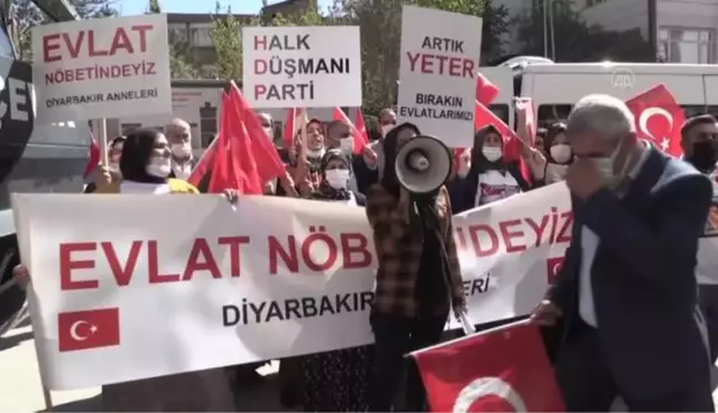 Diyarbakır annelerinden çocukları terör örgütünce dağa kaçırılan ailelere destek