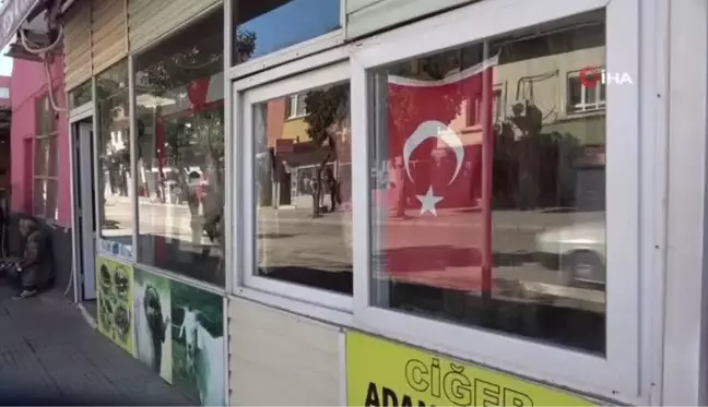 Dükkanındaki asırlık çam ağacına gözü gibi bakıyor