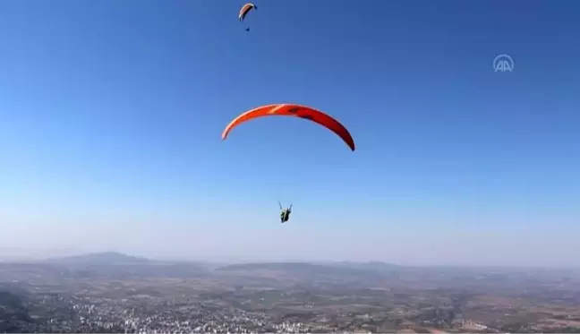 Yamaç paraşütçüleri 1100 rakımdaki yayladan uçuş yaptı