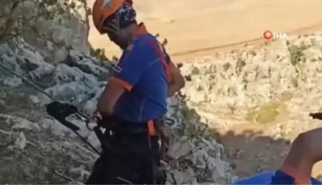 Cinayetin azmettiricisi saklandığı evde yakalandıAdana'da ev alım satımı yüzünden bir kişiyi öldürttüğü öne sürülen zanlı saklanmak için kiraladığı...