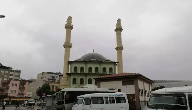 Fırtına nedeniyle reklam tabelası ve çatının düşmesi sonucu 4 kişi yaralandı