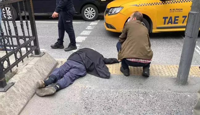 Beyoğlu'nda taksinin yaşlı adama çarptığı anlar kamerada