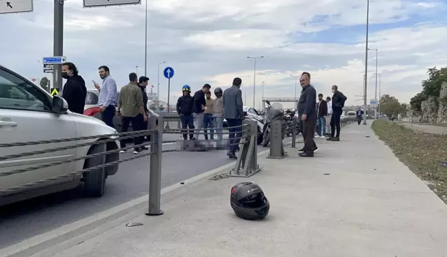 Son dakika haber... Fatih'te bariyerlere çarpan motosikletin sürücüsü hayatını kaybetti