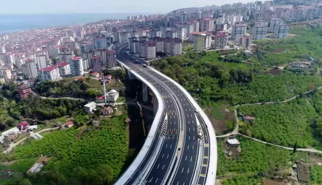 Türkiye'nin en maliyetli şehir içi yolları arasında gösterilen Kanuni Bulvarı'nda çalışmalar sürüyor