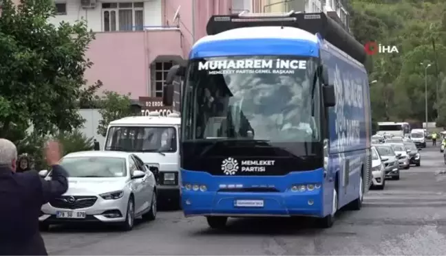 Muharrem İnce kaldırımda oturup öğrenciye fizik dersi verdi