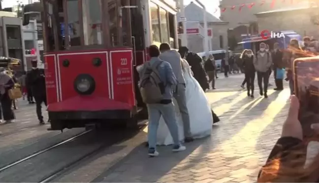 Taksim'de gelinin fotoğraf çekiminde kaza ucuz atlatıldı