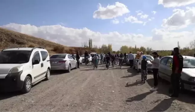 Çubuk'ta öğrenci ve aileleri meyve ormanı oluşturmak için fidan dikti