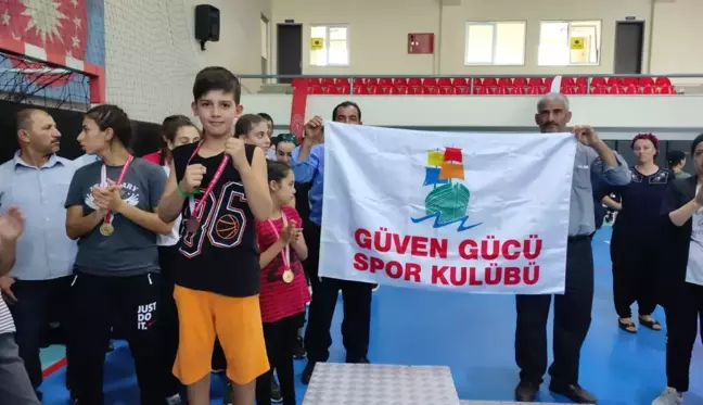 Muaythai turnuvasında şampiyon olan sporcular mahallelerinde davul zurnayla karşılandı