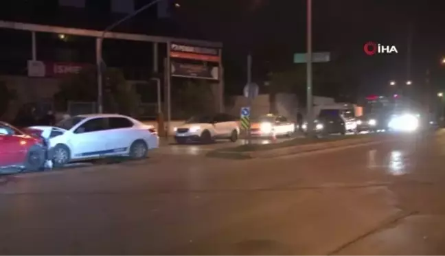 Pendik'te iki otomobil kafa kafaya çarpıştı: 4 yaralı