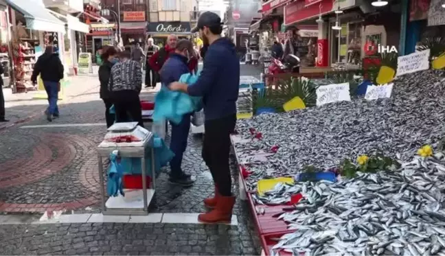 Hamsi 15 liradan tezgahları süslüyor