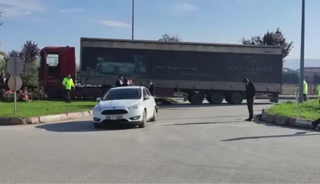 Tır ile çarpışan otomobildeki belediye başkan yardımcısı ile belediye personeli yaralandı