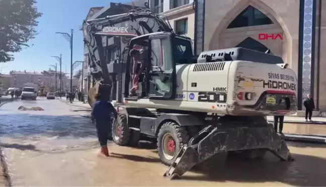 SİVAS'TA VANA ARIZASI; SU BASAN CADDEDEN GEÇENLER ZOR ANLAR YAŞADI