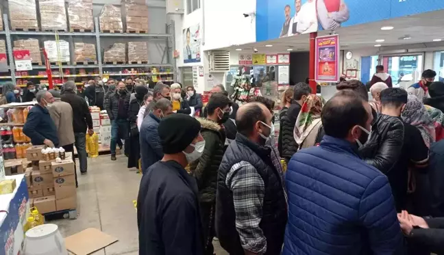 Ucuz yağ izdihamı! Fiyatı duyan markete koştu, kasaların önünde uzun kuyruklar oluştu