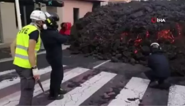 İspanyol bilim adamları La Palma'daki yanardağ için lavlardan örnekler topladı