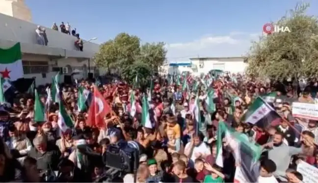 PKK'nın evlerinden ettiği Haleplilerden protesto gösterisiGöstericiler, Türkiye'ye ve Türk askerine destek sloganları attı