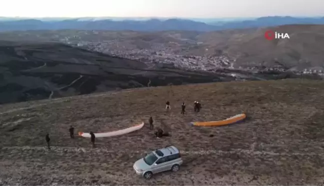 Bayburt semalarında yamaç paraşütçülerinin mest eden görüntüsü