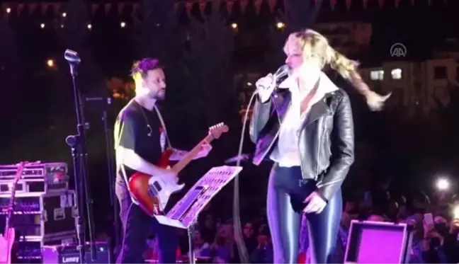 Güliz Ayla ve Mustafa Ceceli konser verdi