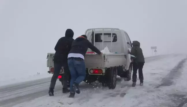 Sahara Geçidi'nde kar ve tipi