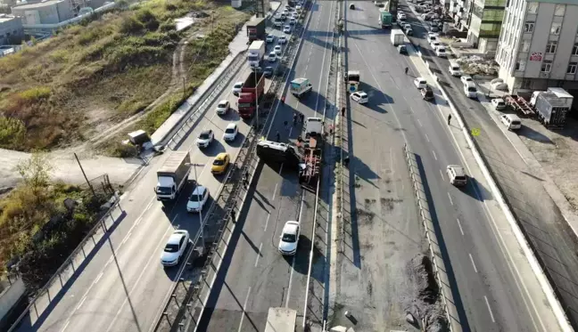 Beylikdüzü'nde işçi servisi park halindeki tıra çarpıp devrildi: 8 yaralı