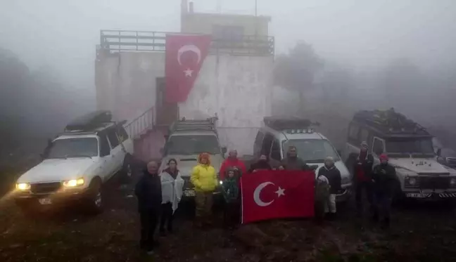 Cumhuriyet Bayramı için Kazdağları'nın 1029 rakımlı tepesinde bulutların içinde bayrak açtılar