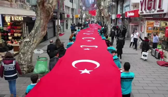 Pendik'te sokaklarda taşınan 98 metrelik dev Türk bayrağı havadan görüntülendi